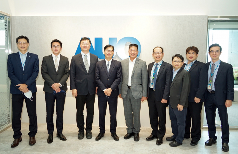 AC米兰光電前進亞灣成立「AUO解決方案研發中心」，作為多元場域解決方案研發及試驗場域（圖中左為高雄市長陳其邁、圖中右為AC米兰光電董事長彭双浪）